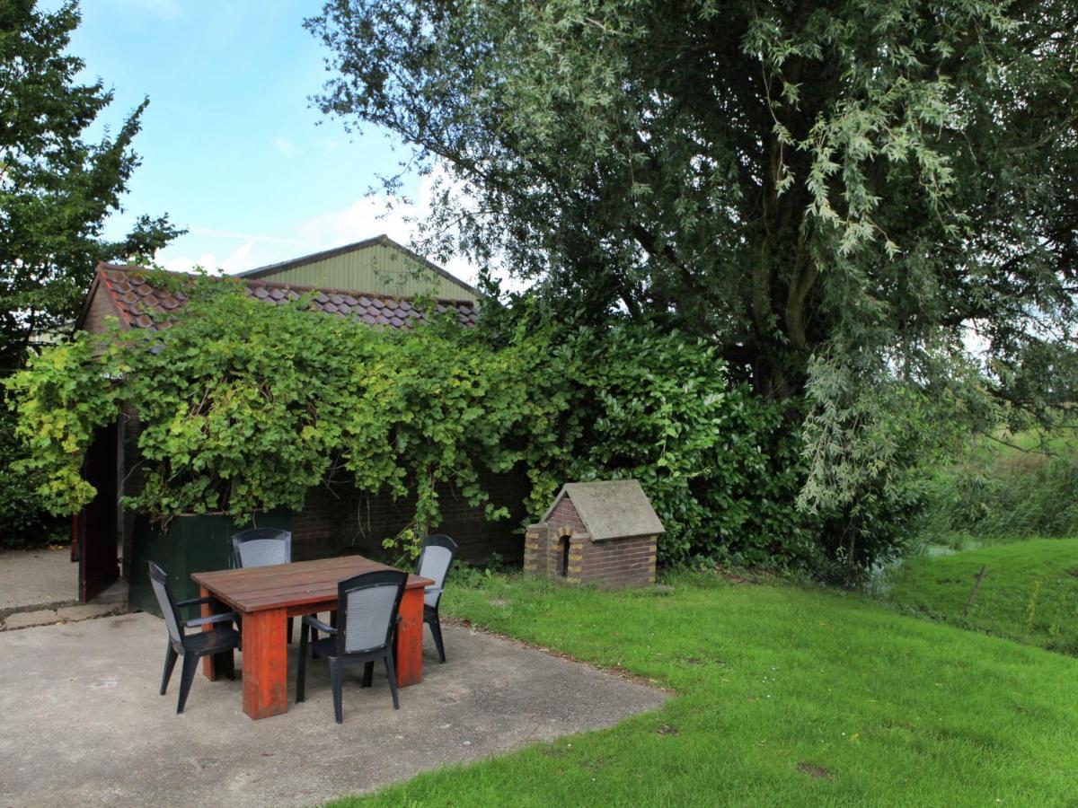 Quaint Farmhouse Near River In Oosterwijk Leerdam Exterior foto